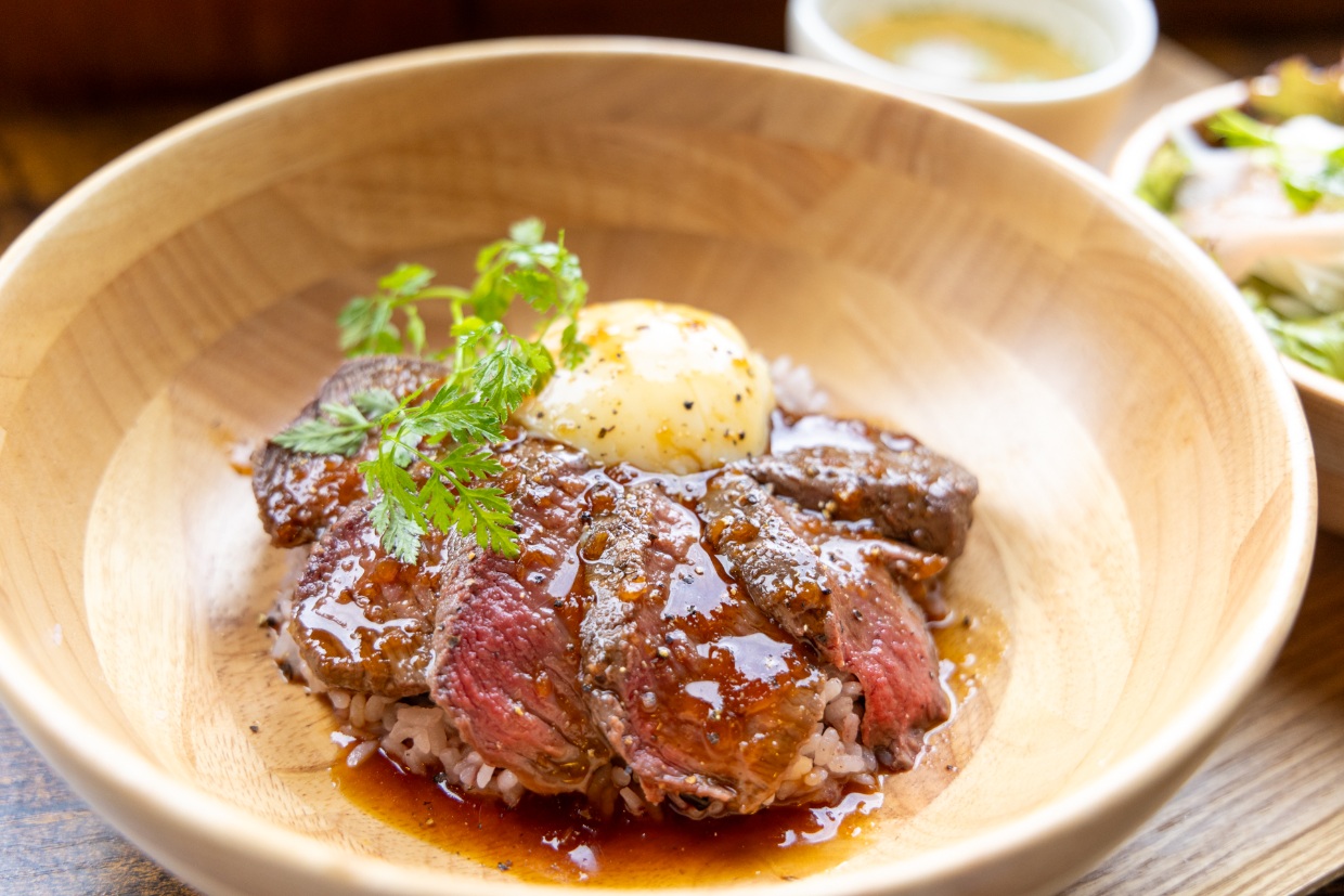 喫茶『ホラ！あな』の鹿肉ロースト丼