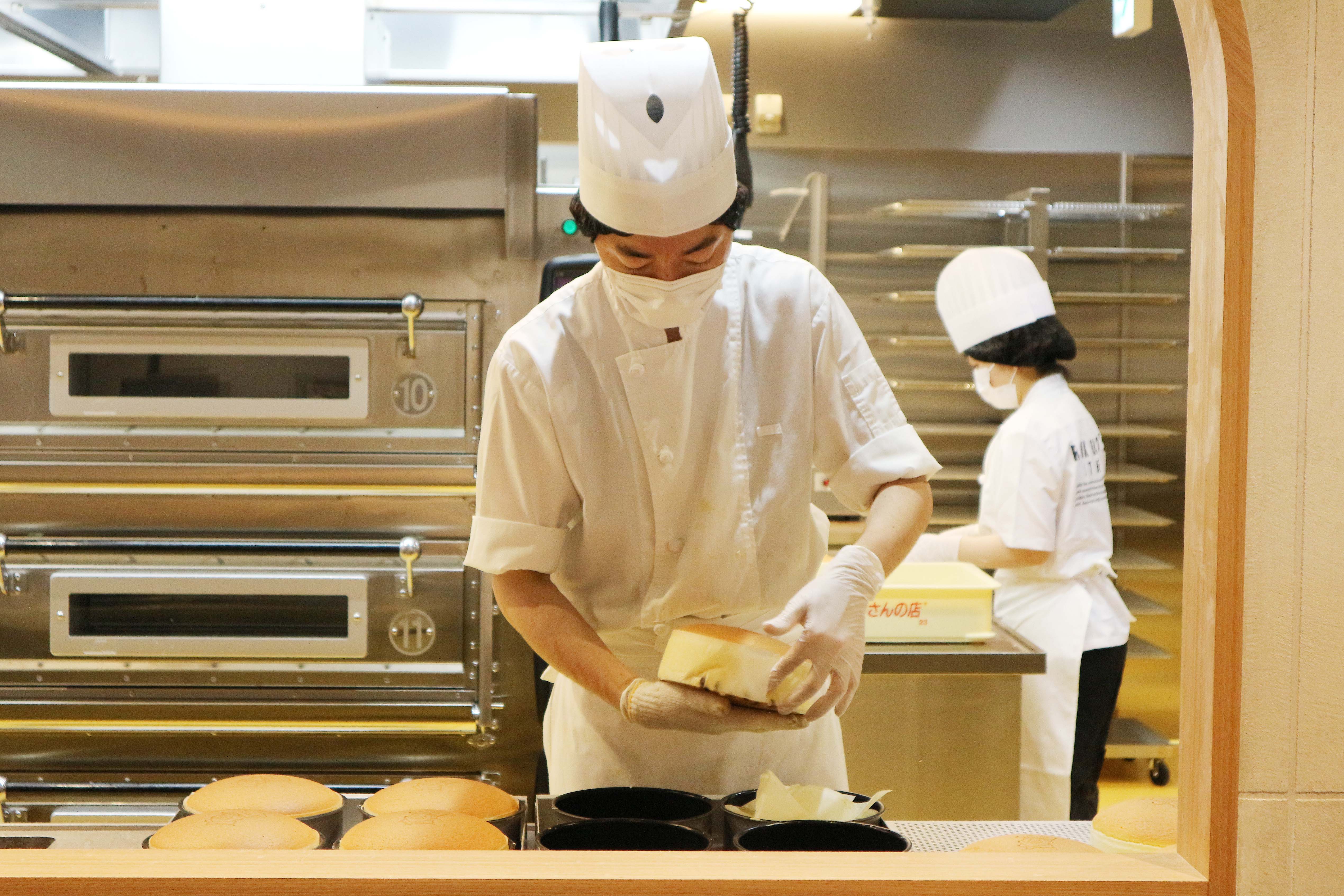 『りくろーおじさんの店』グランフロント大阪店のチーズケーキ焼き上がるところ