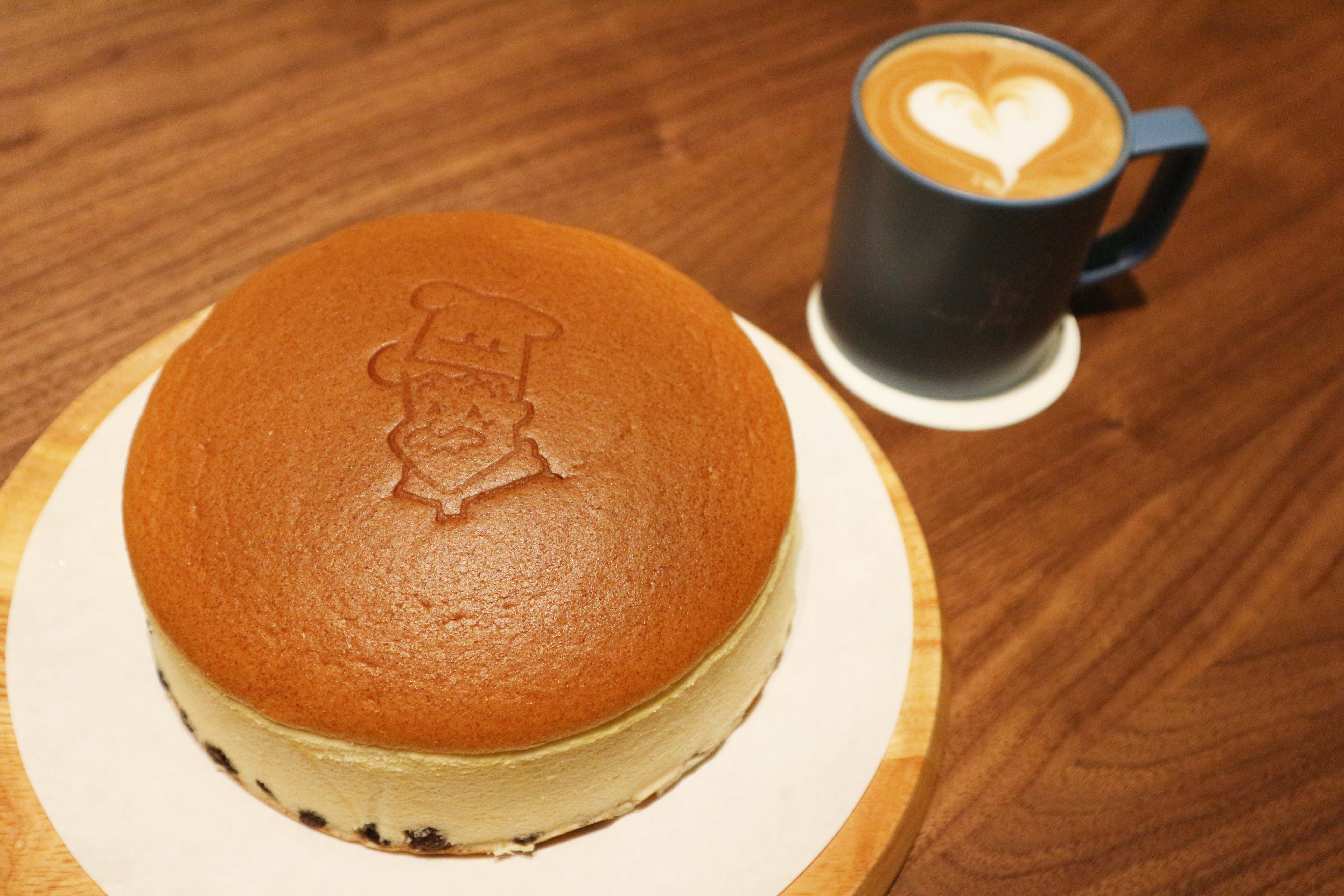 『りくろーおじさんの店』グランフロント大阪店のチーズケーキとカフェラテ