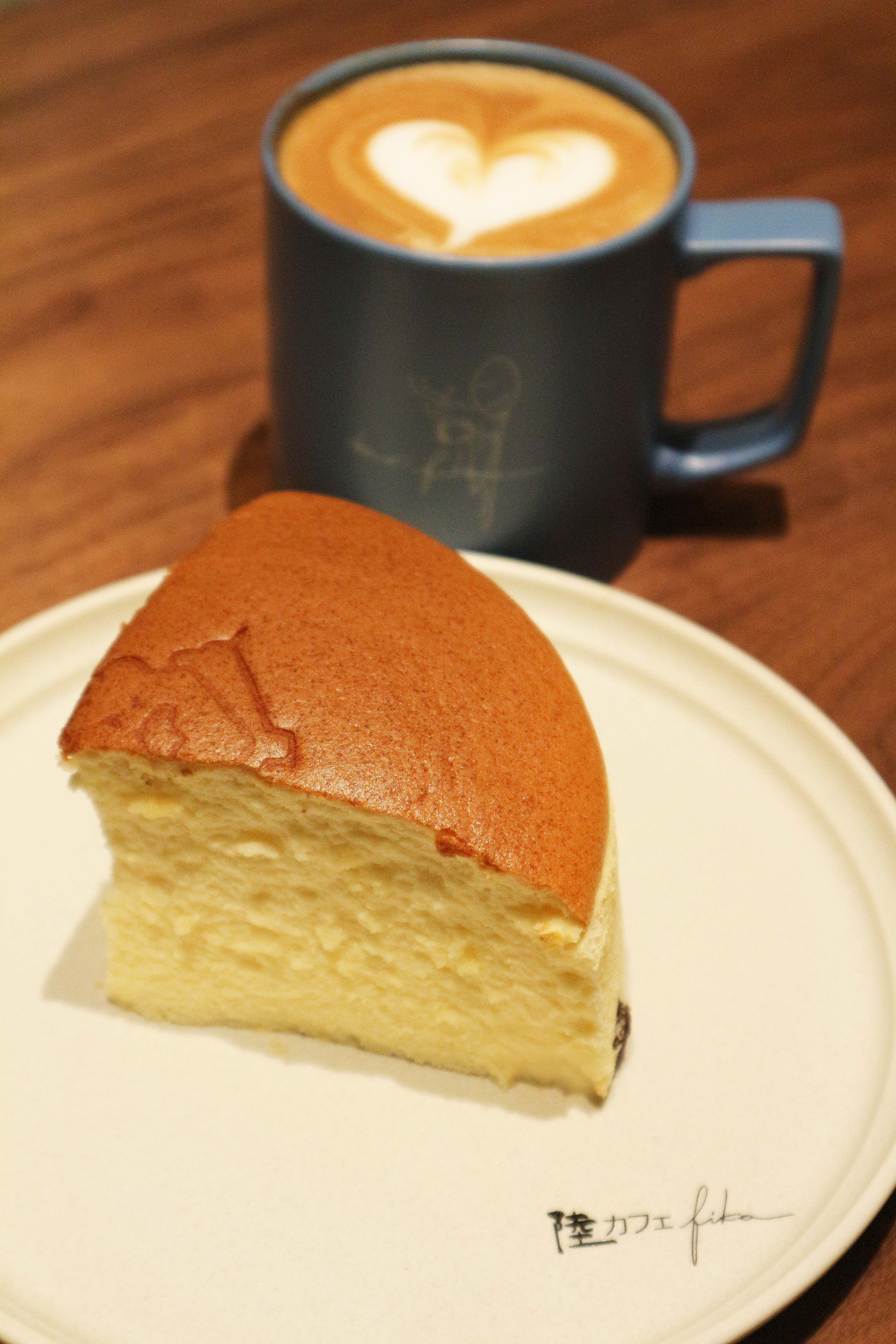 りくろーおじさんの店「グランフロント大阪店」のチーズケーキ1/4カットとカフェラテ