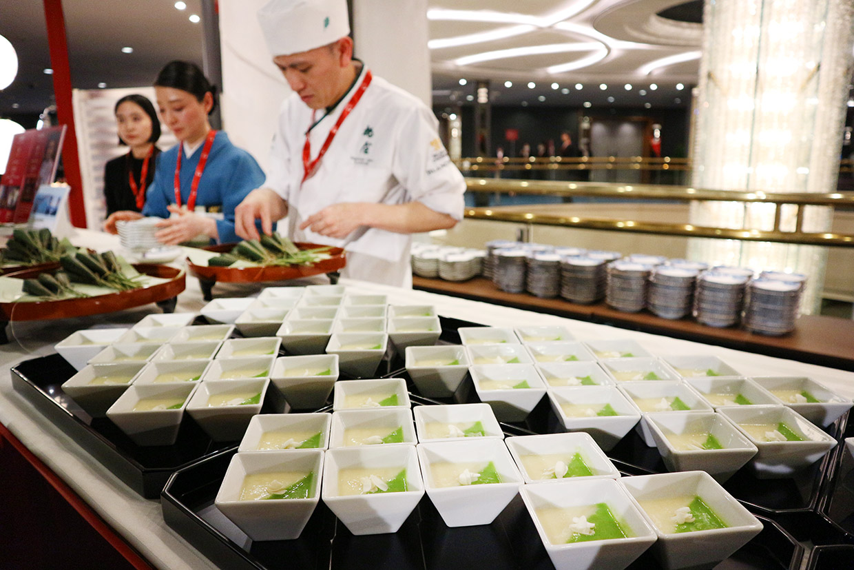 ミシュランガイド授賞式『柏屋 大阪千里山』のすり流し