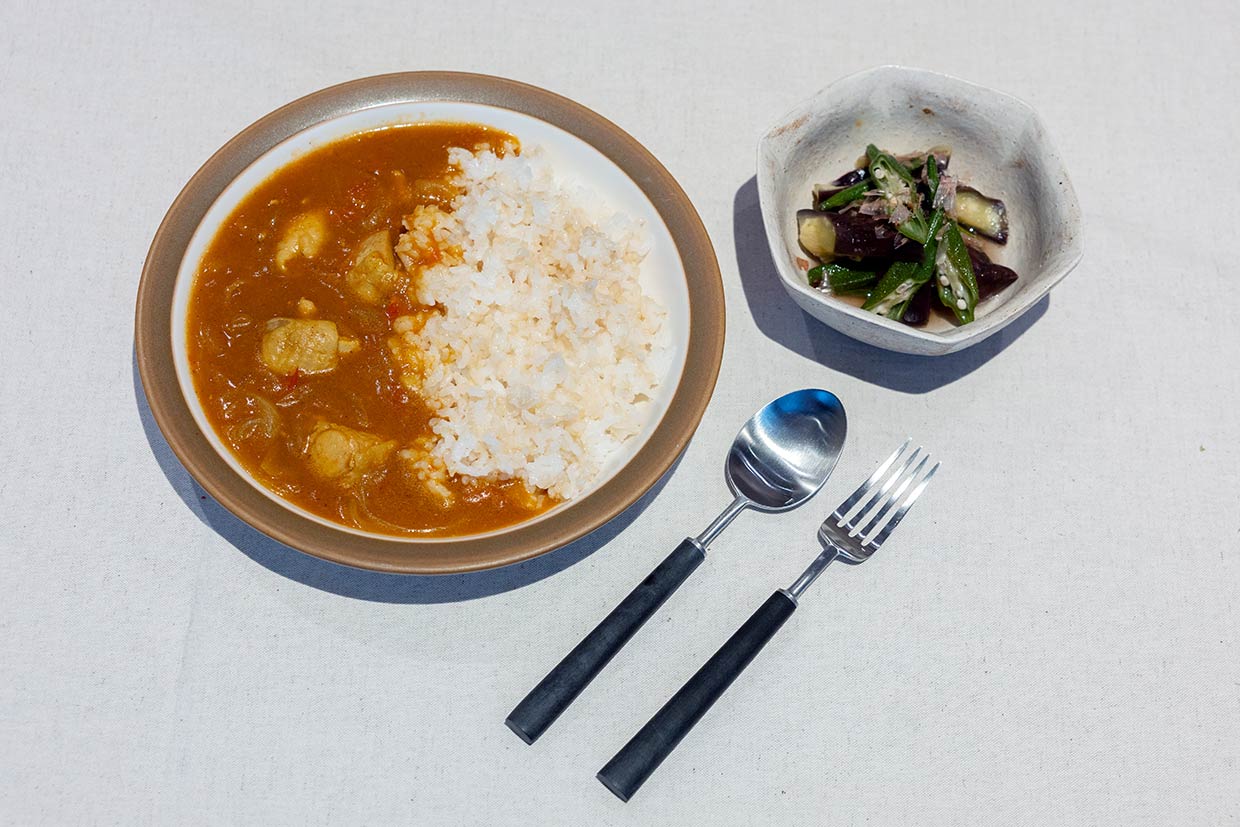 和風だしのチキンカレーと、揚げ出し風。
