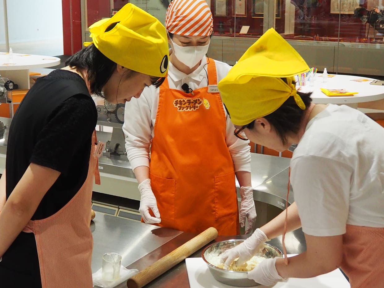 粉から練って、 麺棒で押さえる。職人感あり。