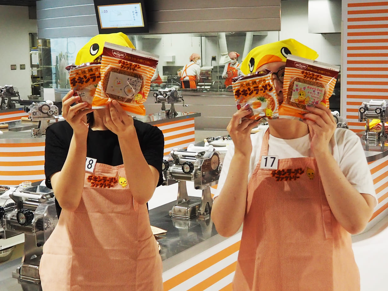 見よ、このビフォーアフター。この色、形！　間違いなくチキンラーメン！