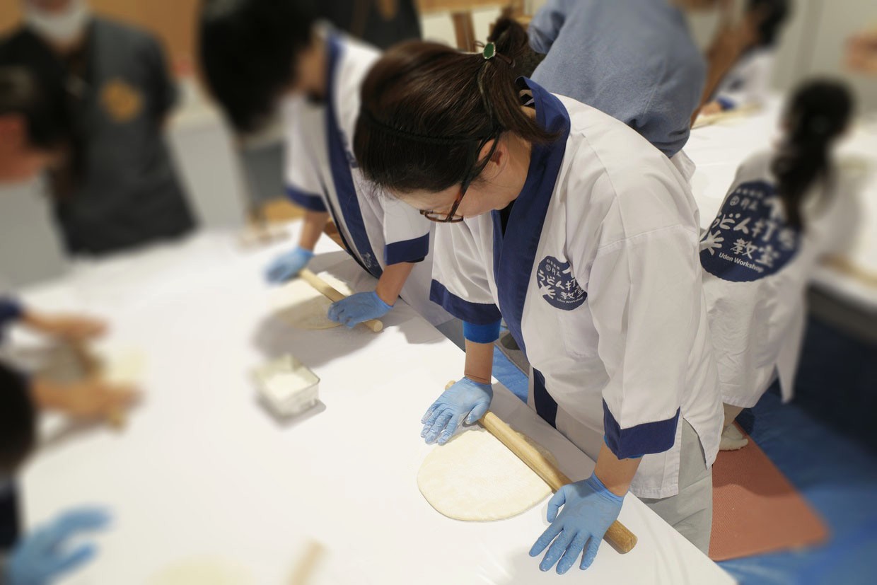 大阪『自家製麺 杵屋』「うどん打ち教室」綿棒で伸ばす