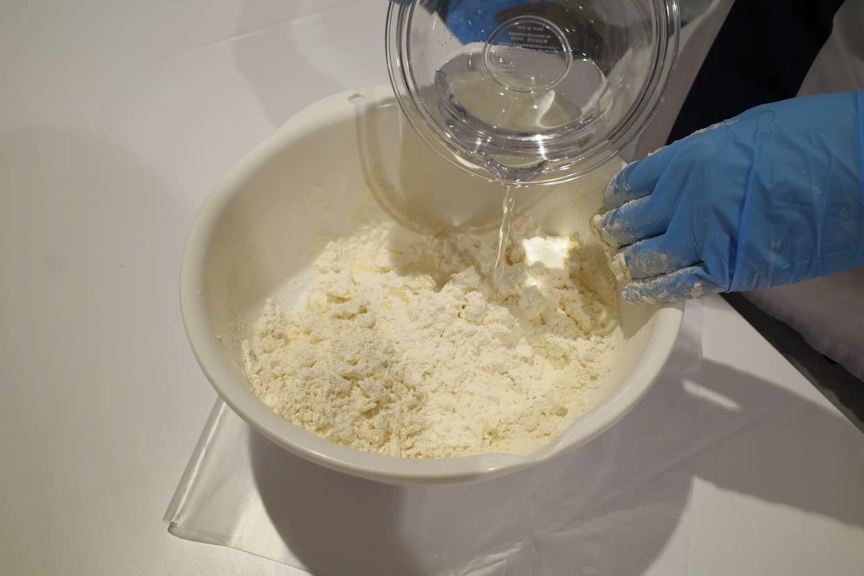 大阪『自家製麺 杵屋』「うどん打ち教室」かき混ぜる