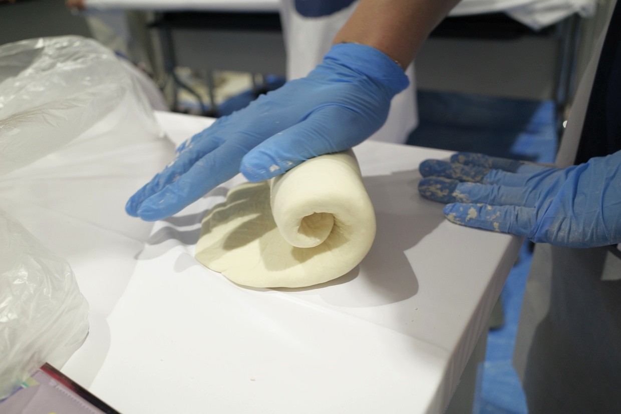 大阪『自家製麺 杵屋』「うどん打ち教室」生地を巻く