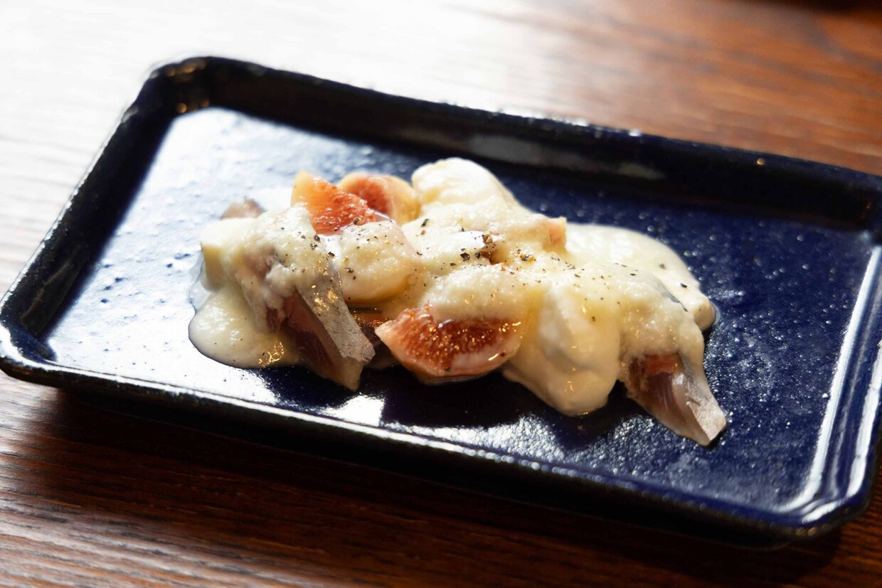 岡山市『あまおと』酢〆秋刀魚と無花果、吉田牧場モッツァレラの黄ニラソース
