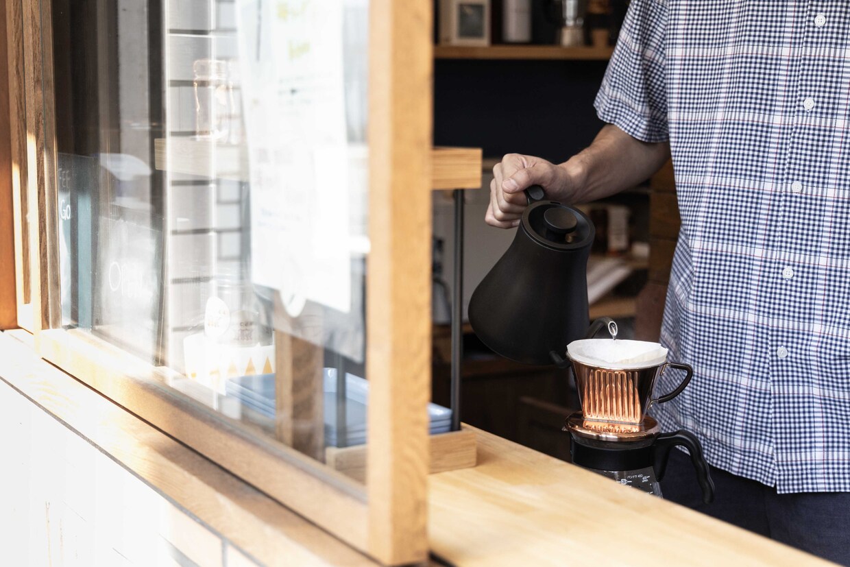 神奈川・小田原『スズアコーヒー店』抽出中