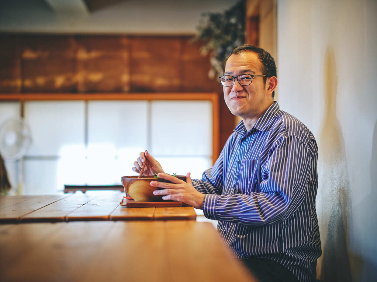 ブッダボールを食べる上田さん