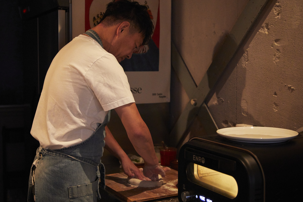 カウンターでピッツァを作る田邊さん。