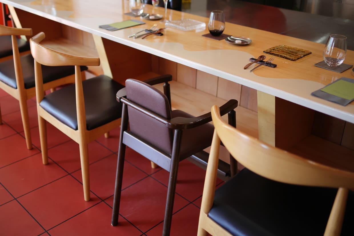 神戸・元町『Ryoriya Takashima』子ども椅子カウンター