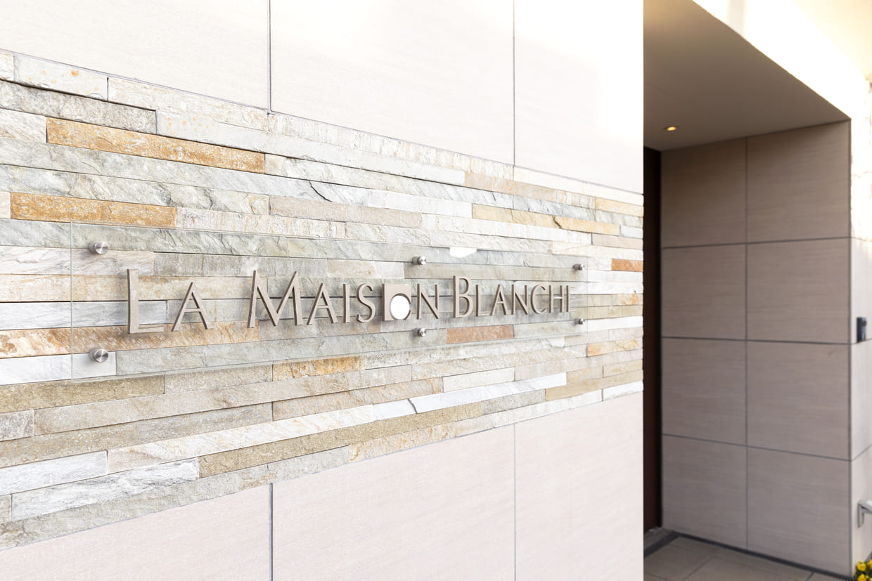 大阪・豊中『ラ・メゾンブランシュ』看板