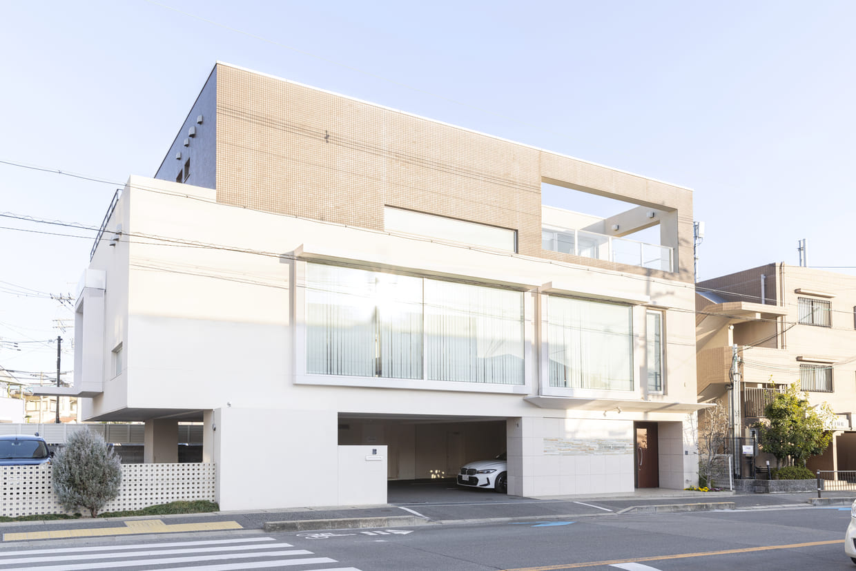 大阪・豊中『ラ・メゾンブランシュ』外観、駐車場