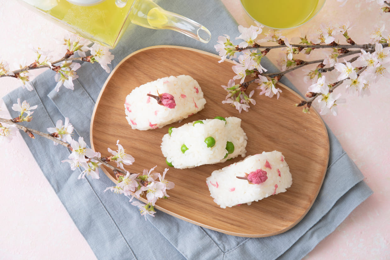 桜の塩漬けおにぎり