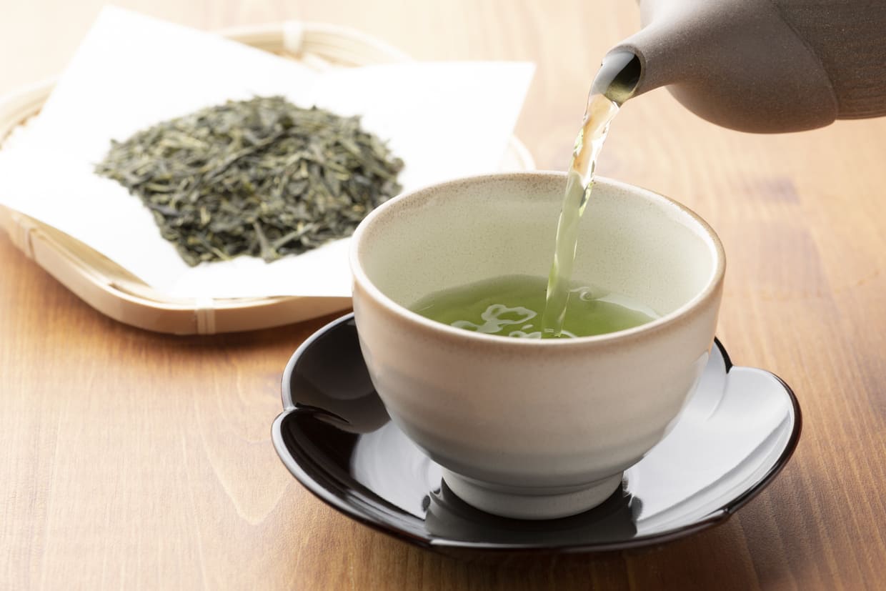 お茶を入れているシーン
