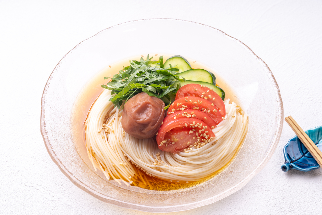 梅、大葉、トマト、キュウリの素麺
