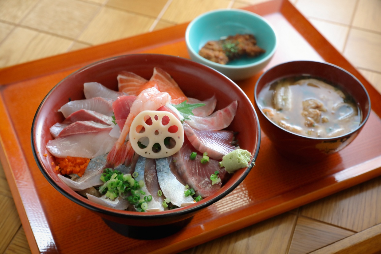 『魚慶』の福井魚市場丼1900円。