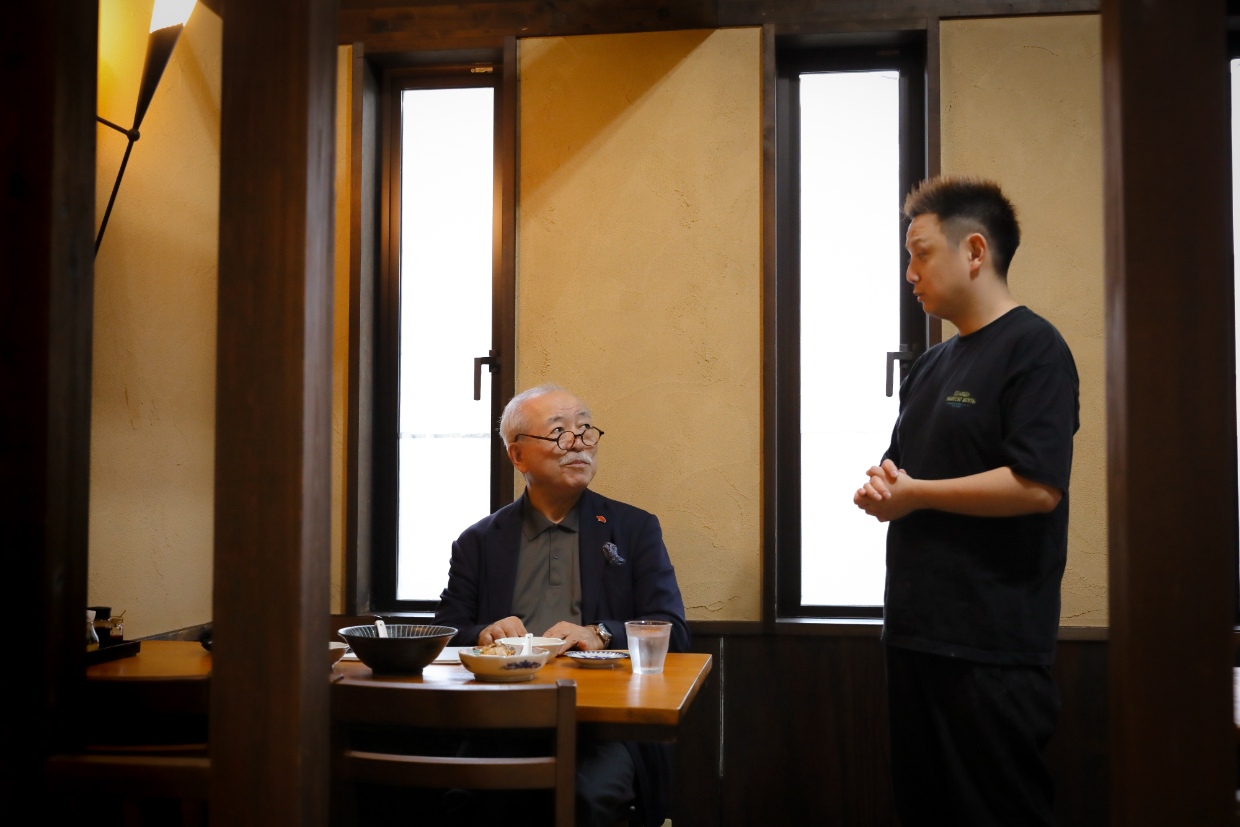 『中華料理 皇龍』門上顧問と店主の冨士さん