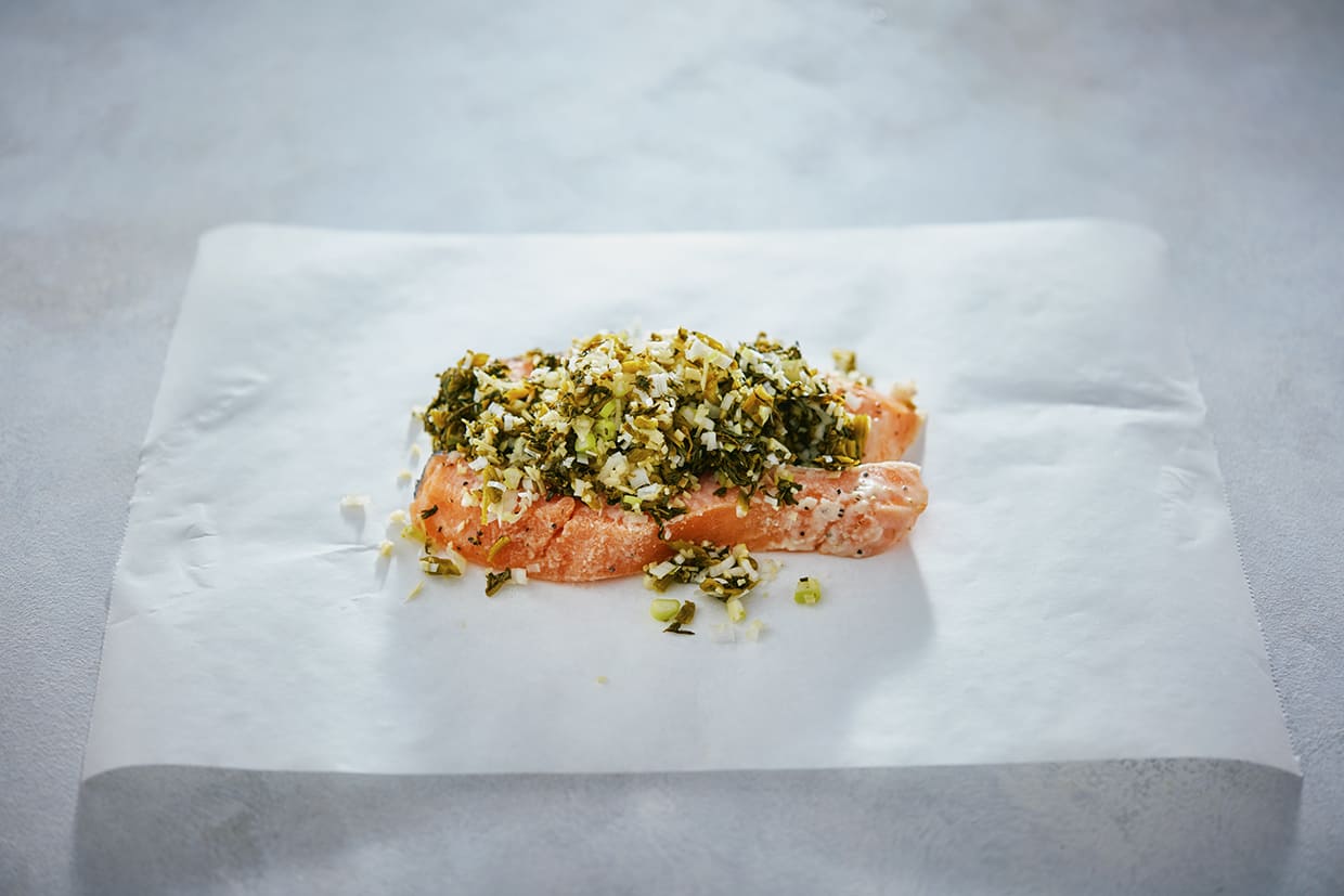 鮭に上新粉、高菜をのせる