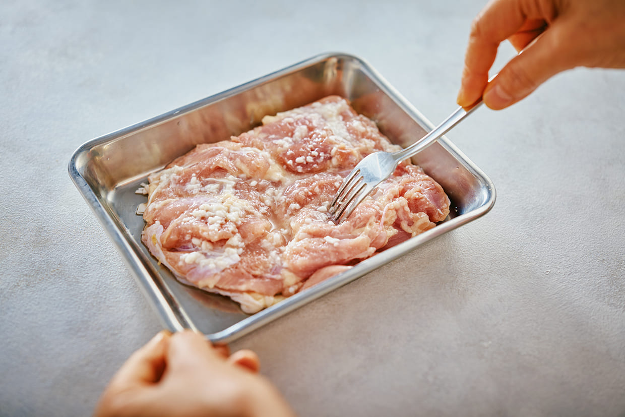 鶏肉に穴をあける