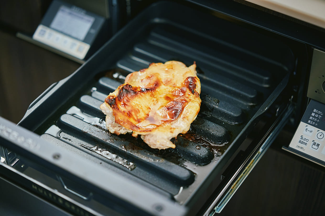 グリルで鶏を焼く
