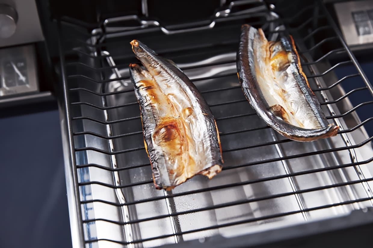 サンマを焼く
