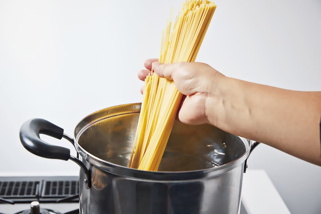 パスタを茹でる