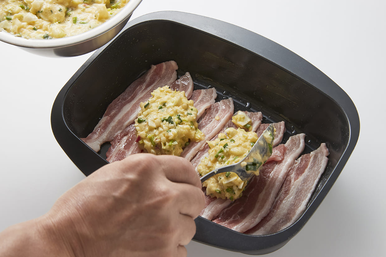 豚肉の上に生地をのせる