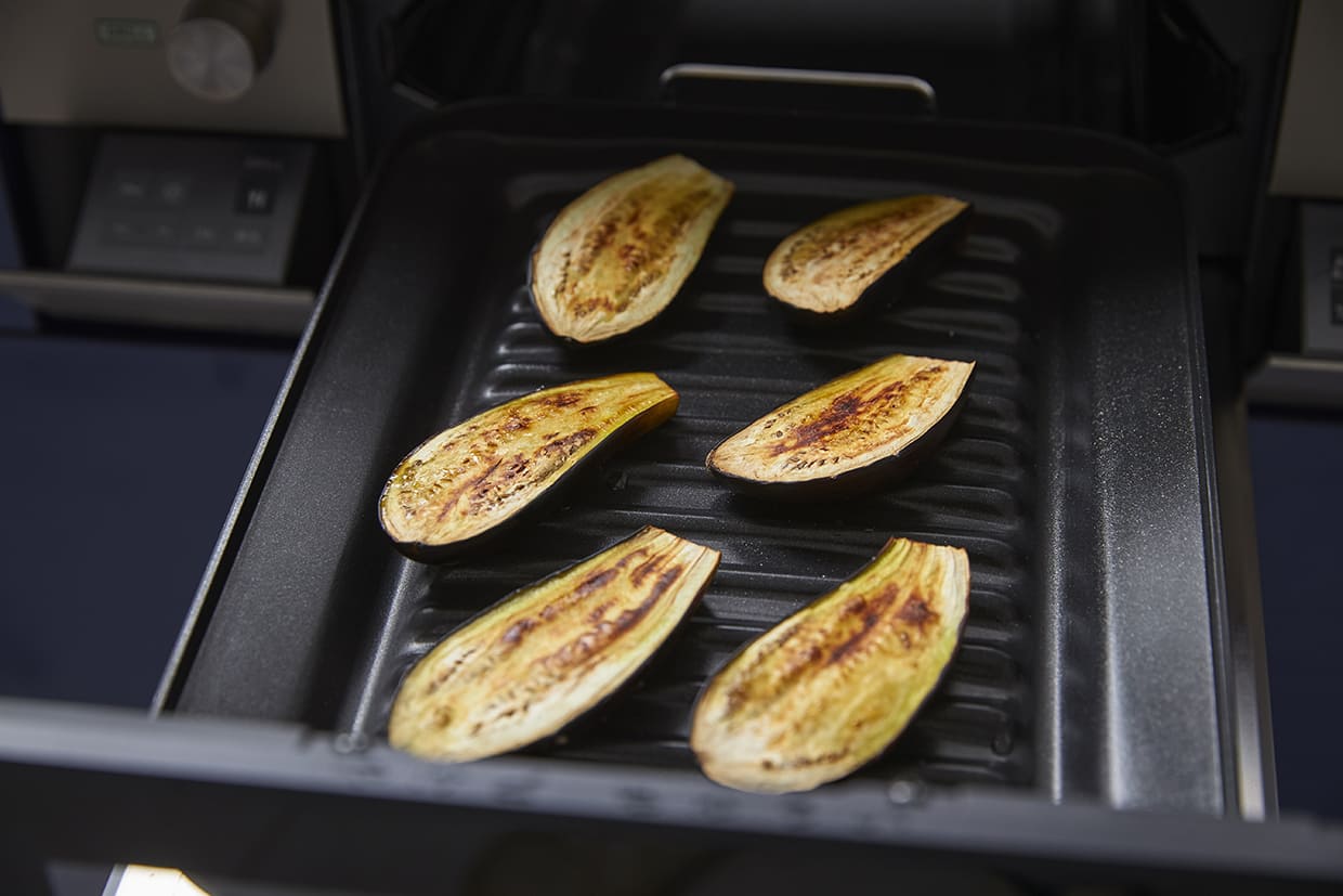 ナスをグリルで焼く