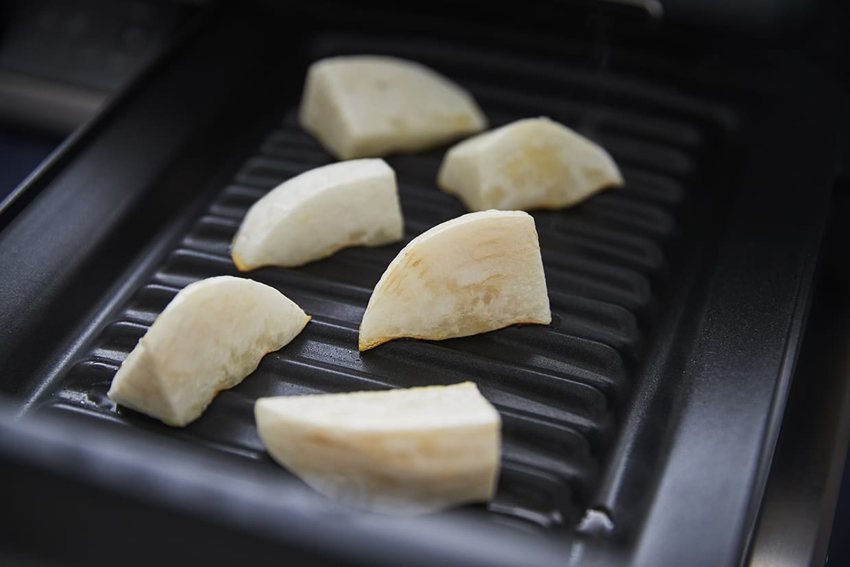 ココットプレートでカブを焼く
