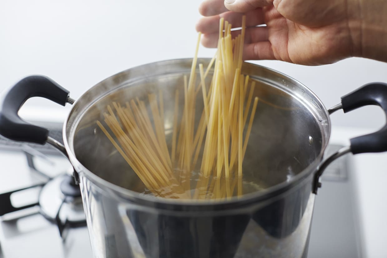 パスタを茹でる