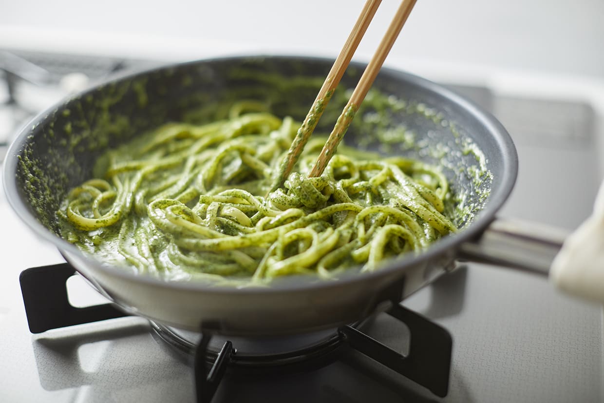 パスタとソースを和える