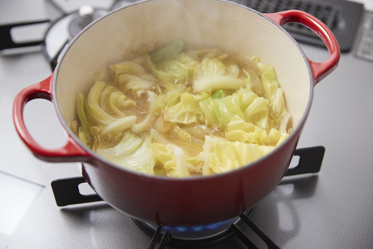 キャベツを蒸し煮にする