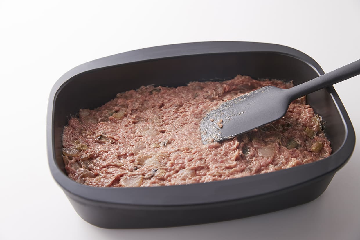 肉ダネを「ザ・ココット」に詰める