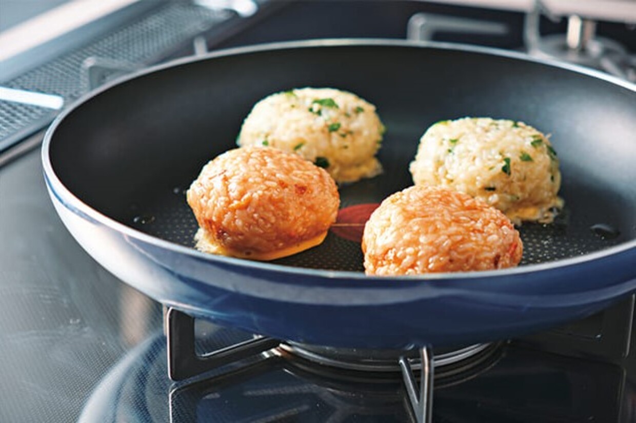 エスニック風おにぎりピカタのレシピ、両面を焼く