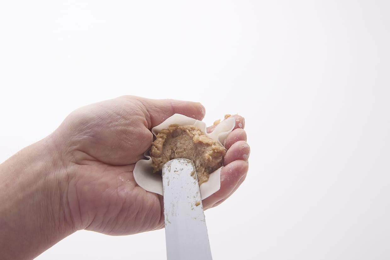焼売の皮に肉ダネを包む