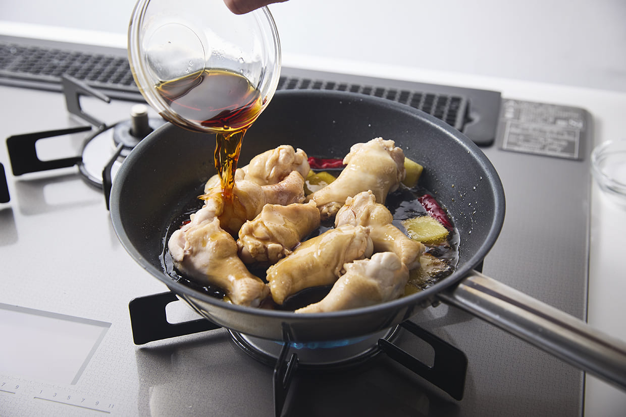調味料を加えて煮る