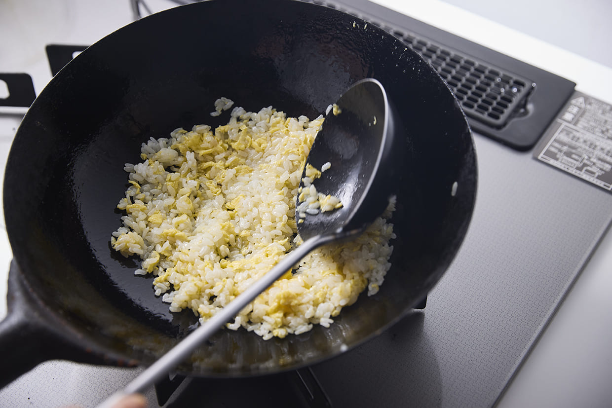 ご飯を炒める