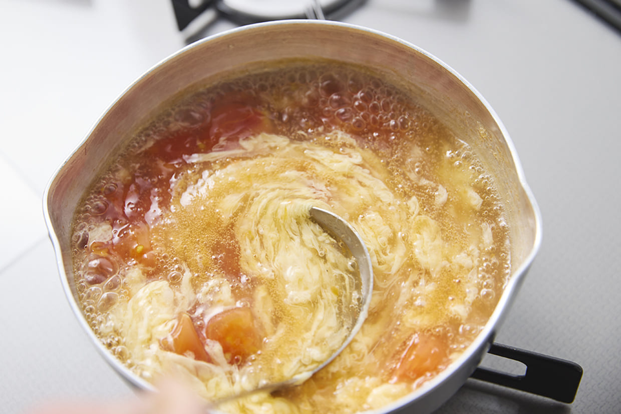 トマトと卵のスープを作る