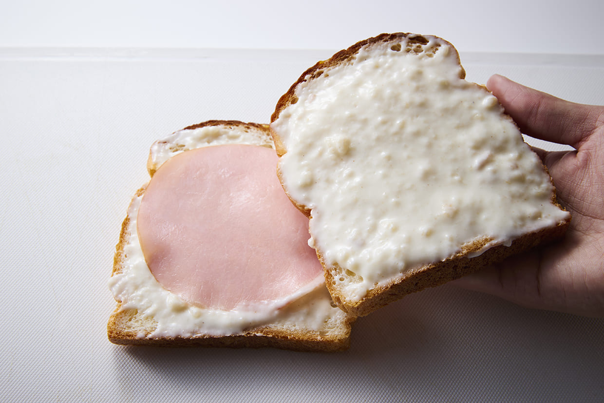 パンにソースを塗る
