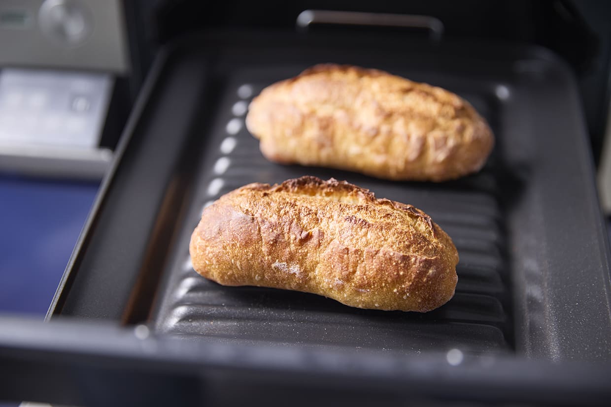 ココットプレートでパンを焼く