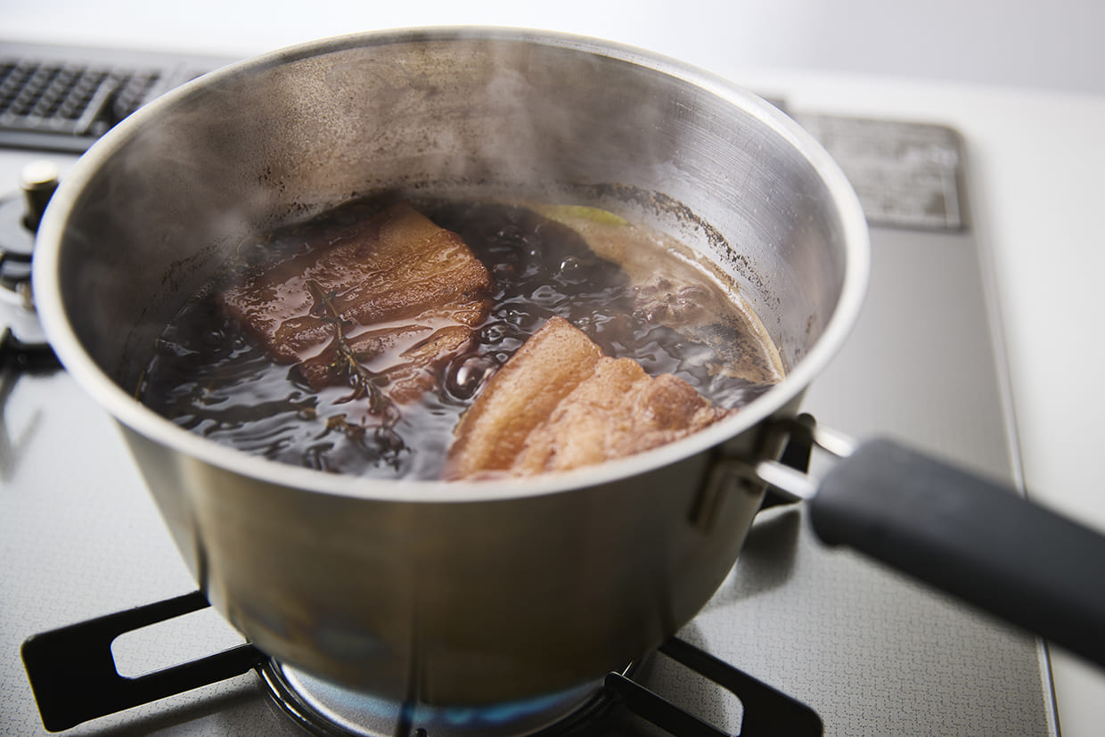 豚バラ肉を煮込む
