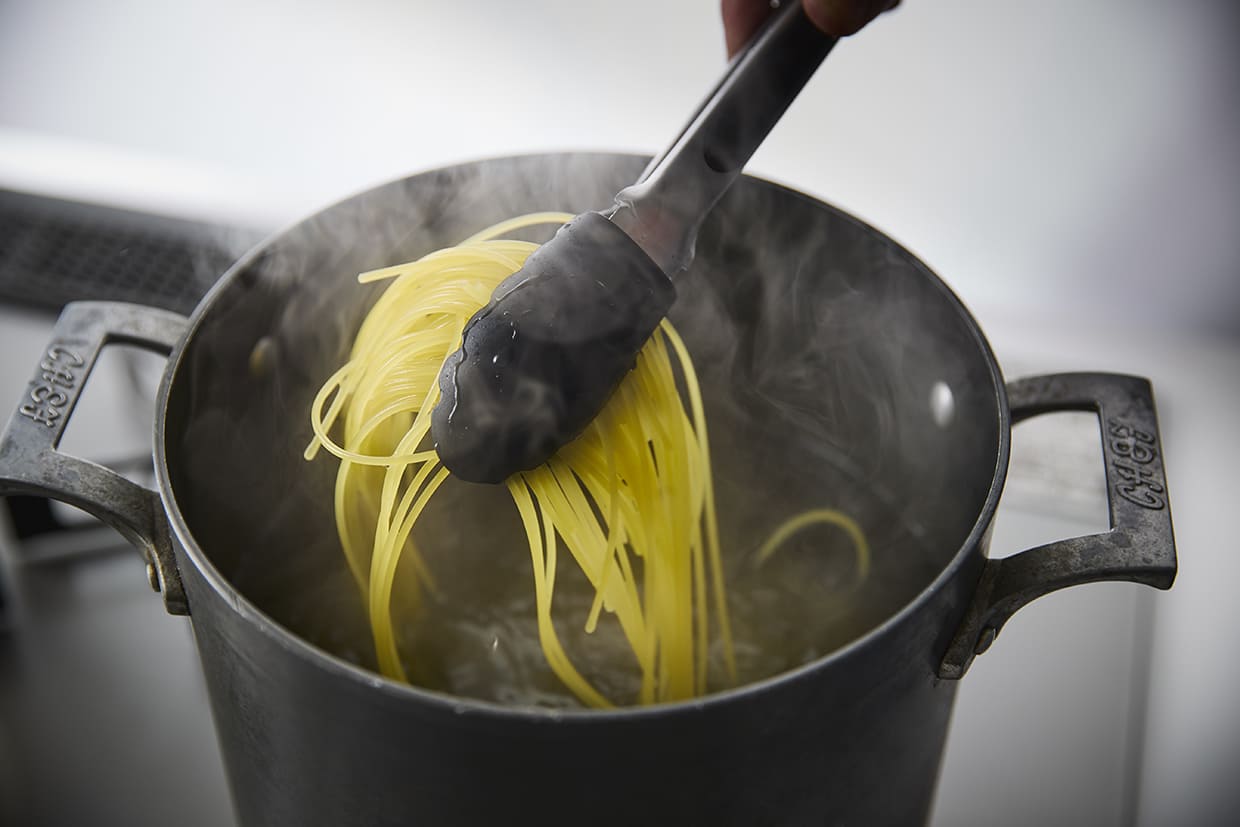パスタを茹でる