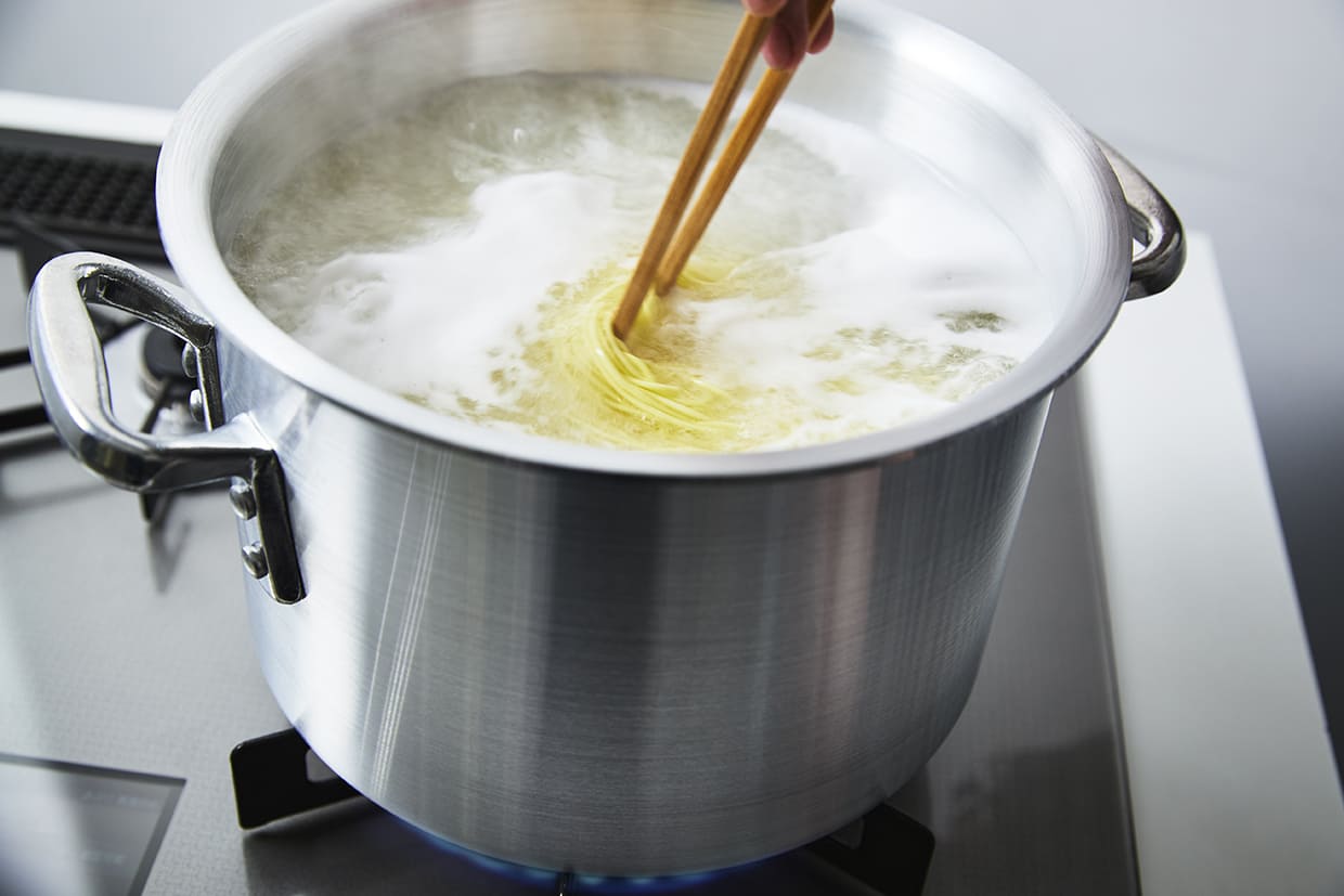 中華麺を湯がく