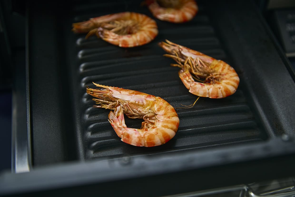 グリルでエビを焼く