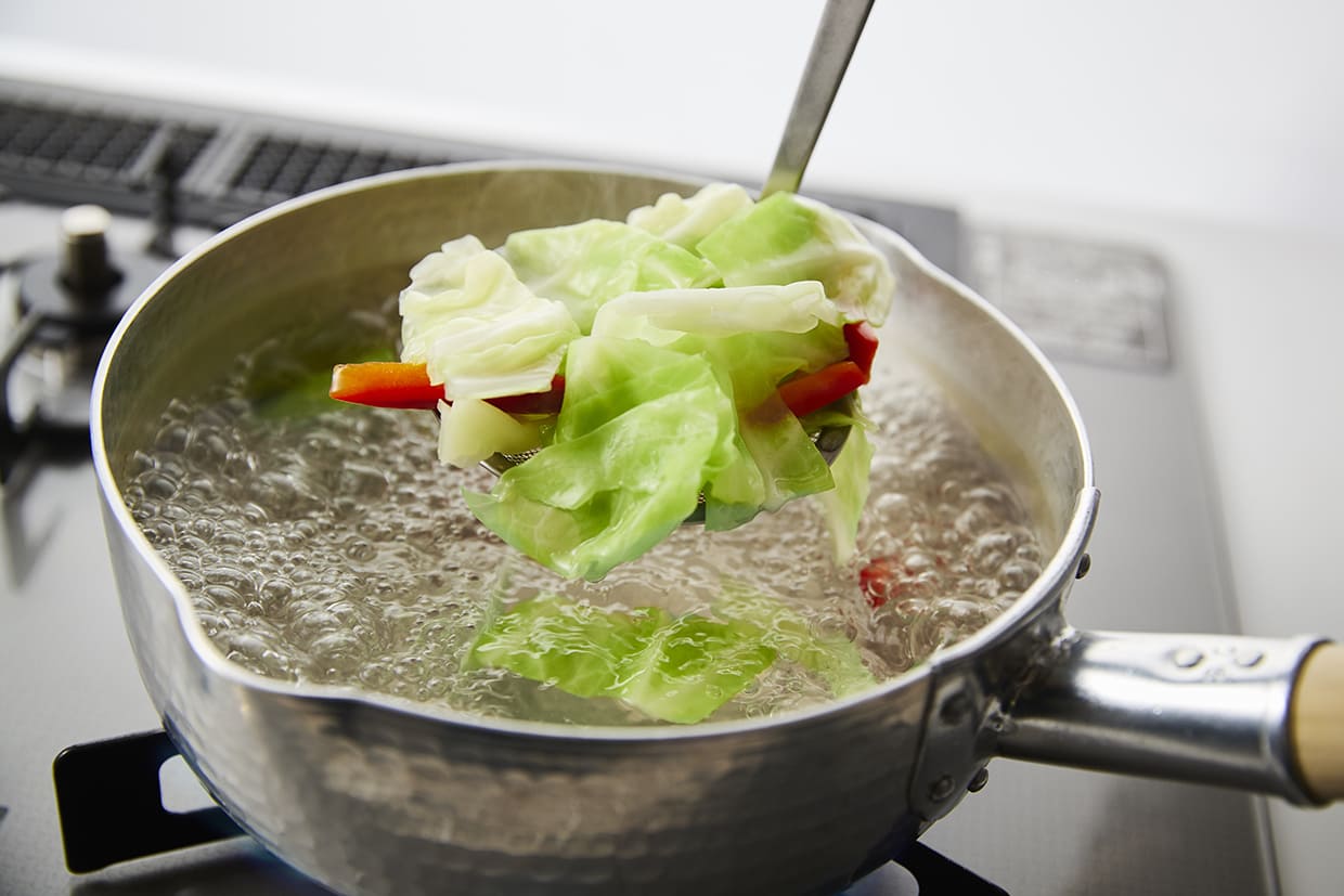 野菜を湯がく