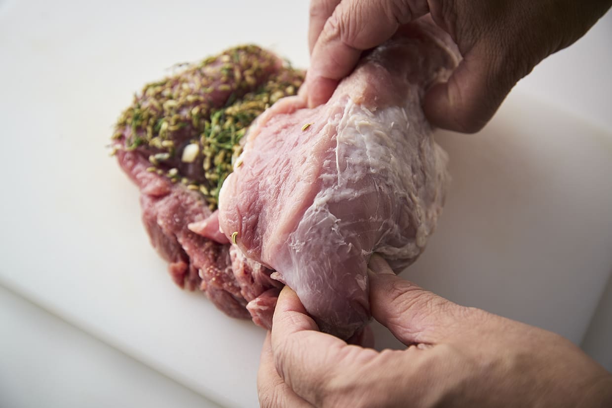 豚肉にハーブを巻き込む