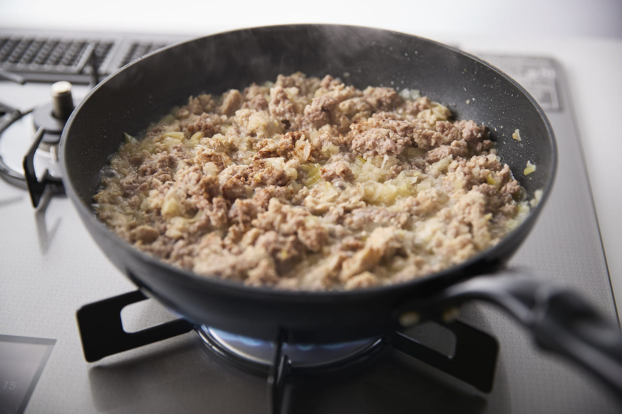 挽肉を炒める