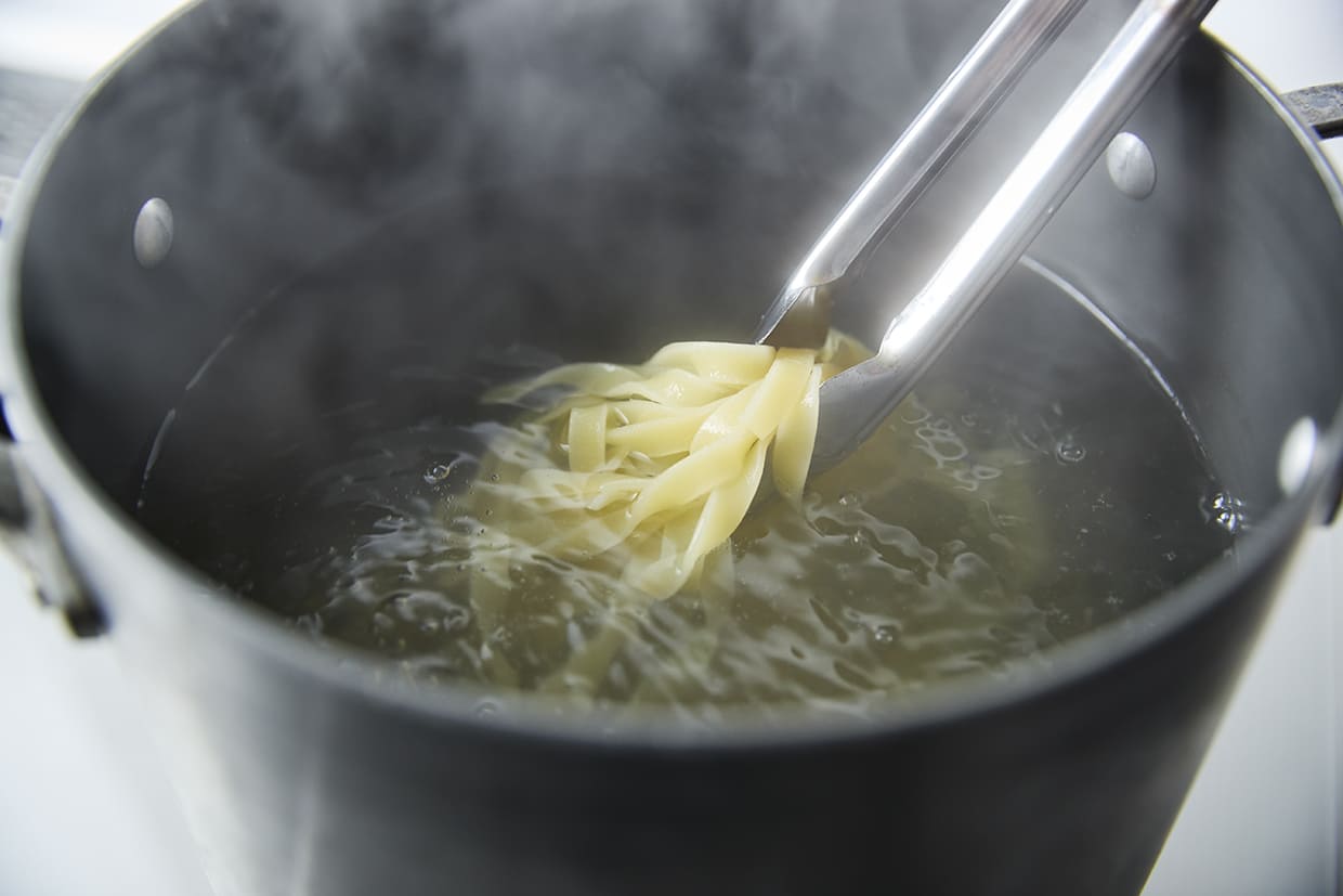 パスタを茹でる
